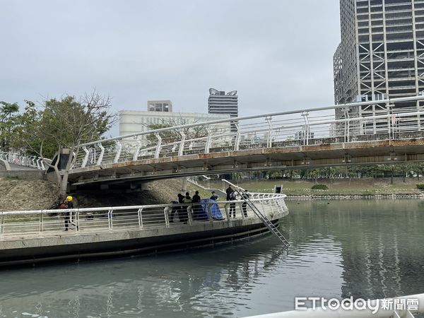 ▼高雄愛河之心驚傳溺水。（圖／記者吳世龍攝）