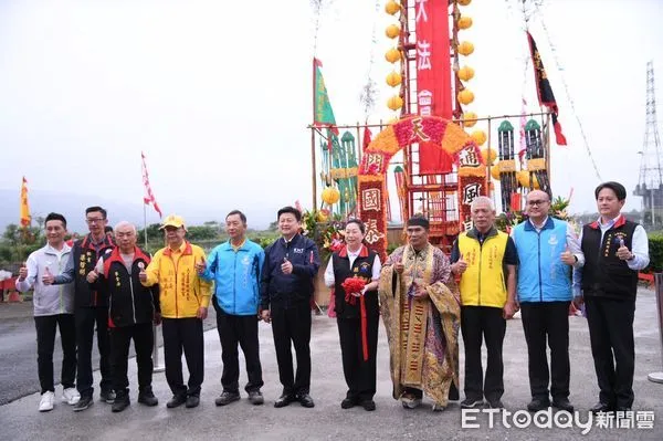 ▲▼北天宮打造全新108層天（劍）梯，花蓮縣長徐榛蔚與立委傅崐萁一同出席為天梯落成剪綵點燈。（圖／花蓮縣政府提供，下同）