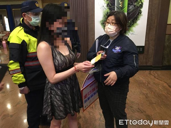 ▲疫苗禁令！8大打三劑才能入場，彰化稽查酒店爆乳辣妹排隊受檢。（圖／警方提供）