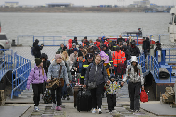▲▼ 烏克蘭難民乘船抵達羅馬尼亞邊境。（圖／達志影像／美聯社）