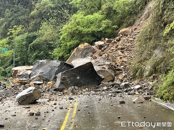 ▲因近日大雨不斷，導致苗126縣頭屋明德路段發生土石坍方意外，警方拉起封鎖線，請民眾改道而行。（圖／記者黃孟珍翻攝）