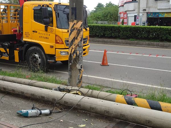 ▲▼電桿遭撞，高雄彌陀區40戶停電，台電派員更換電桿。（圖／台電提供）