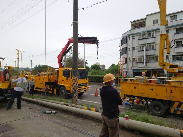 ▲▼電桿遭撞，高雄彌陀區40戶停電，台電派員更換電桿。（圖／台電提供）