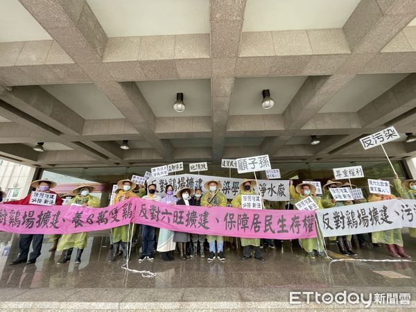 ▲陳情民眾在雲林縣議會門口拉起寫著「反對雞場擴建、保障居民生存權」、「任何擴建必按新法」的白布條及看板。（圖／記者蔡佩旻翻攝）