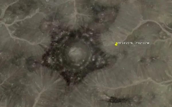 ▲沃夫在北非發現的神秘五角星。（圖／翻攝自Google Earth）