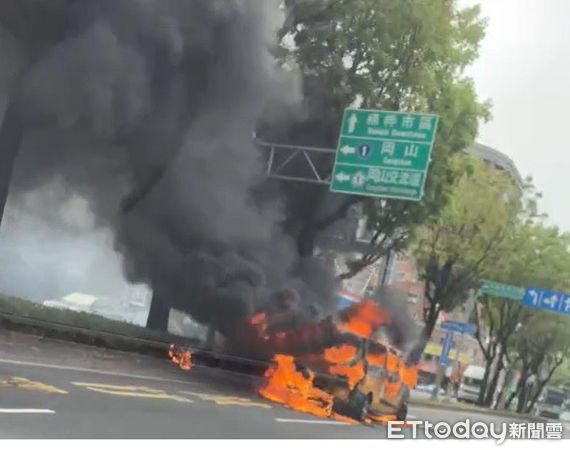 ▲▼鳳楠路汽車火警。（圖／記者陳宏瑞翻攝）