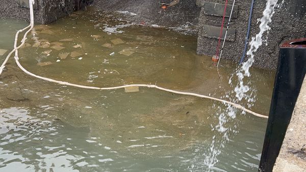 ▲▼疑似貨輪油汙外洩，金門料羅港油氣衝天。（圖／記者林名揚翻攝）