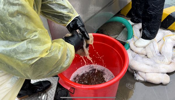 ▲▼疑似貨輪油汙外洩，金門料羅港油氣衝天。（圖／記者林名揚翻攝）