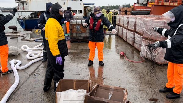 ▲▼疑似貨輪油汙外洩，金門料羅港油氣衝天。（圖／記者林名揚翻攝）