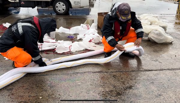 ▲▼疑似貨輪油汙外洩，金門料羅港油氣衝天。（圖／記者林名揚翻攝）