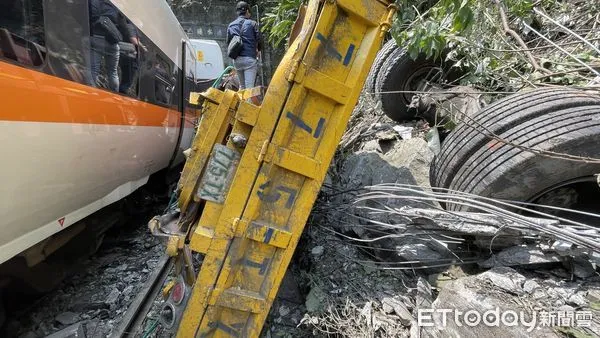 ▲▼去年0402台鐵太魯閣號撞車出軌造成49死、逾200人輕重傷重大事故。（圖／記者王兆麟翻攝，下同）