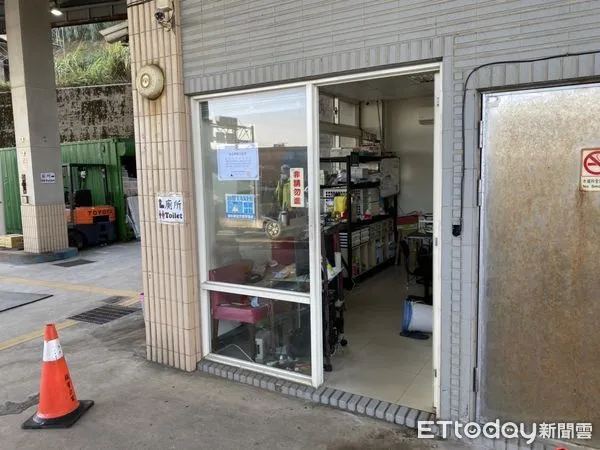 ▲▼基隆徐姓男子只因加油站店員不願意借電話，就持武士刀砍人。（圖／記者郭世賢翻攝）