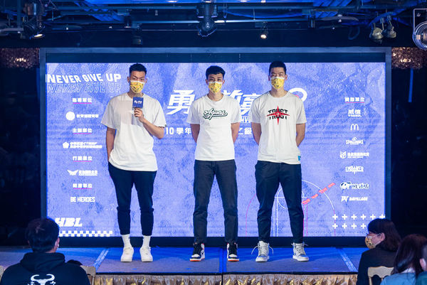 ▲HBL乙級全國決賽29日開打，成力煥(左)勉勵年輕球員逐夢。（圖／高中體總提供）