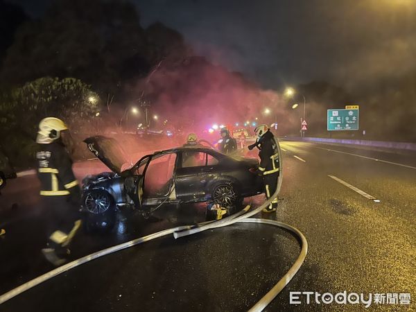 ▲▼國3南下18公里深夜火燒車 2人受傷送醫救治。（圖／記者張君豪翻攝）