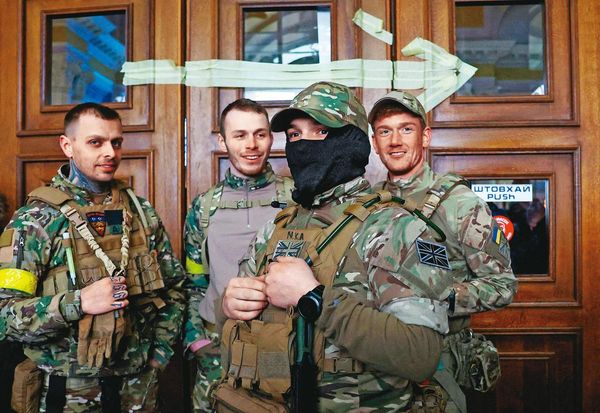 烏克蘭總統倫澤斯基向全球廣徵志願者，圖為今年3月初，4名來自英國的國際志願軍在烏克蘭西邊的利沃夫車站，他們正要前往烏東前線。（達志影像）