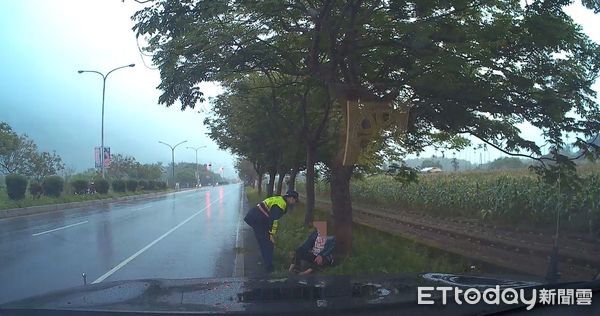 雨中徒步14公里看醫生...翁累癱坐路旁　花蓮暖警助返家 | ETtod