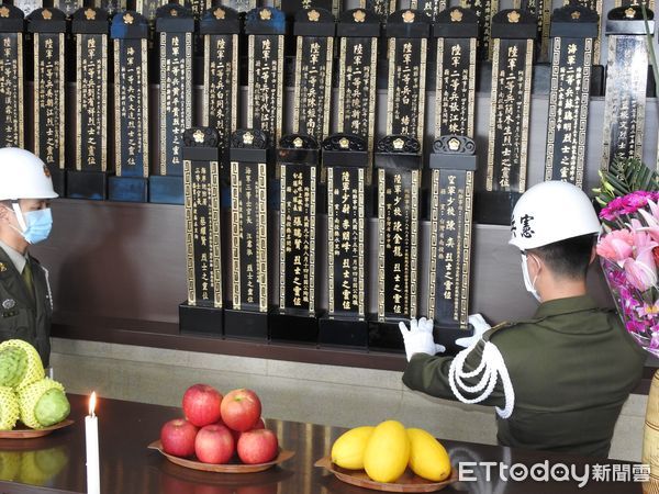 ▲殉職飛官陳奕入祀南投縣忠烈祠，父母撫靈哀思愛子。（圖／南投縣政府提供）