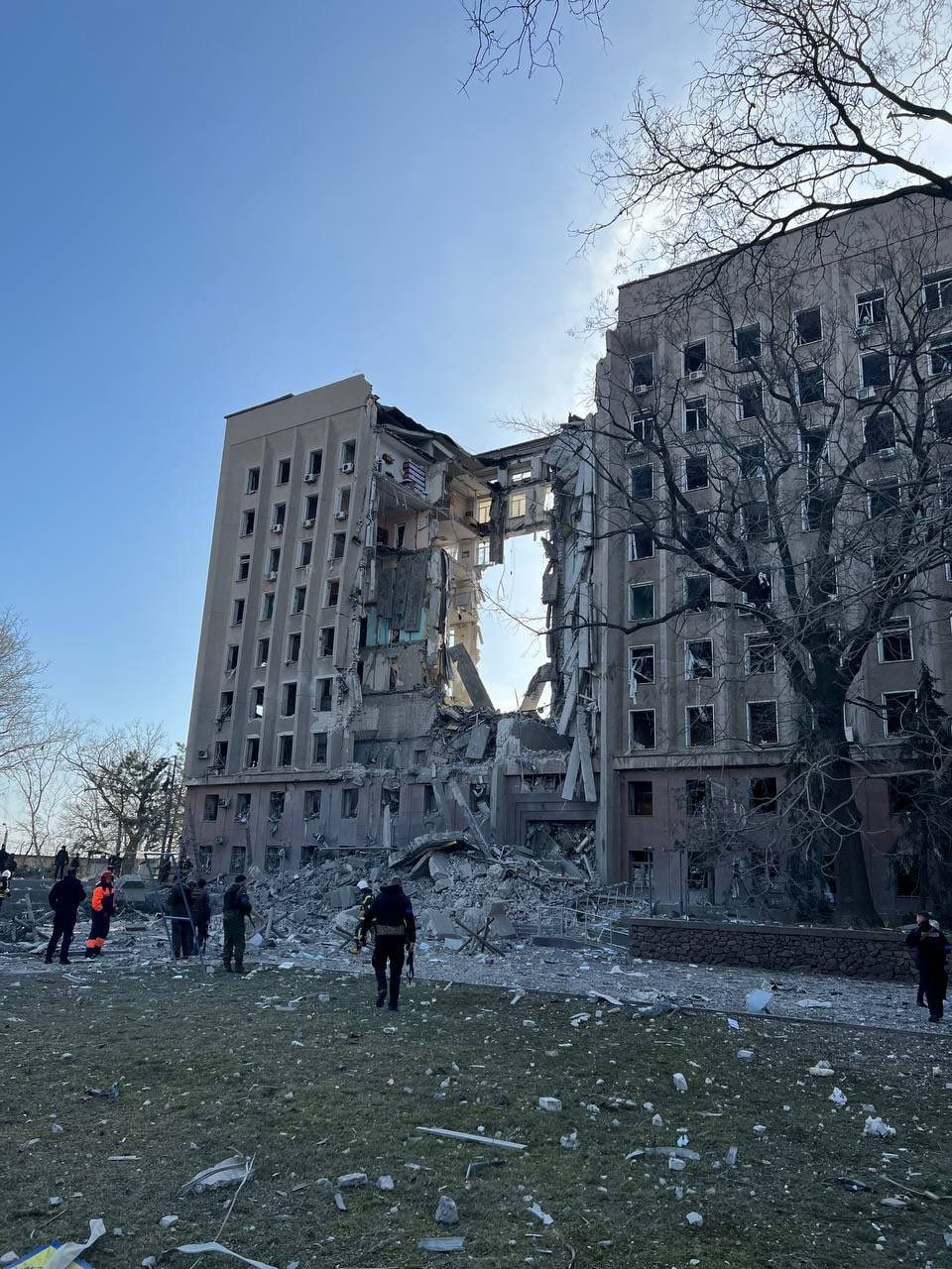 ▲▼ 烏克蘭南部尼古拉耶夫（Mykolayiv）一棟政府大樓被俄軍導彈擊中。（圖／翻攝自Telegram）