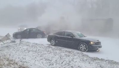美國「50輛汽車連環追撞」　公路出口「因暴風雪能見度太低」釀事故