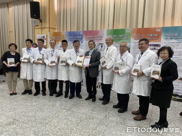 ▲臺大醫院雲林分院在改制18週年出版「雲杏暖陽．照亮史傳」檔案專書，並於今日舉辦新書發表會。（圖／記者蔡佩旻攝）