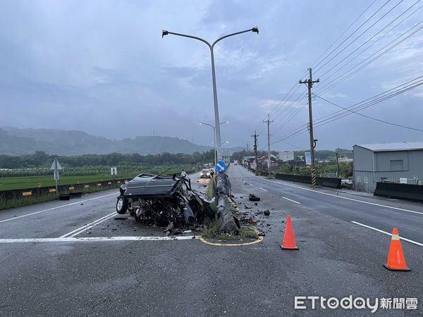 ▲彰雲大橋林內端路口今日清晨發生自撞交通事故，一名林姓駕駛不明原因撞上分隔島，猛烈撞擊造成車頭嚴重變形、駕駛座幾乎分解，駕駛摔落車外當場身亡。（圖／記者蔡佩旻翻攝）