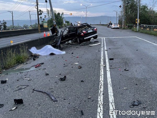 ▲彰雲大橋林內端路口今日清晨發生自撞交通事故，一名林姓駕駛不明原因撞上分隔島，猛烈撞擊造成車頭嚴重變形、駕駛座幾乎分解，駕駛摔落車外當場身亡。（圖／記者蔡佩旻翻攝）