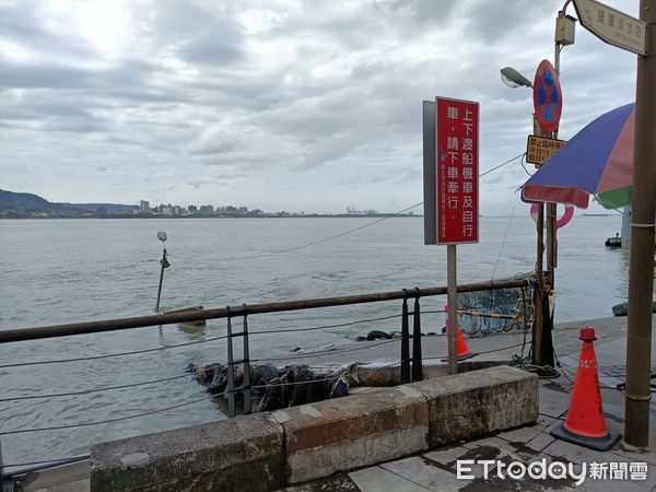 ▲▼鄭姓高中生姊姊（前一）與父親及大伯到板橋殯儀館相驗遺體，民眾在淡水河發現他的遺體             。（圖／記者陳以昇攝）