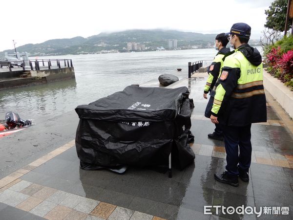 ▲▼鄭姓高中生姊姊（前一）與父親及大伯到板橋殯儀館相驗遺體，民眾在淡水河發現他的遺體             。（圖／記者陳以昇攝）