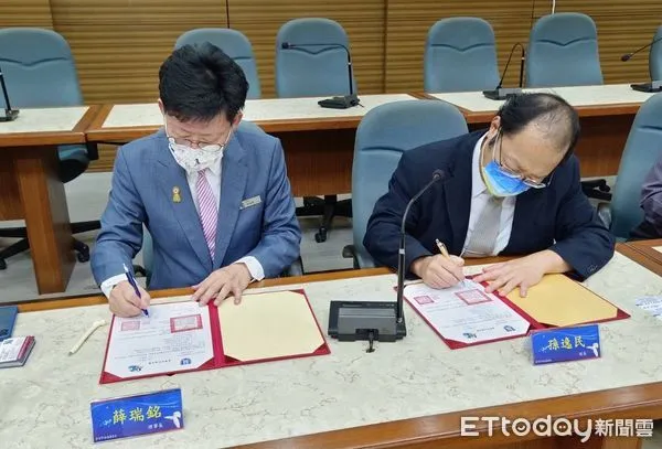 ▲中華醫事科技大學校長孫逸民（右）、台灣畜犬協會理事長薛瑞銘（左）代表雙方簽訂策略聯盟意向書，加強產學合作，攜手創造產學鏈結的績效。（圖／記者林悅翻攝，下同）