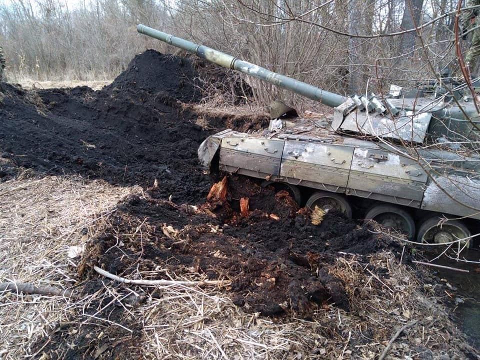 ▲▼烏軍找來挖土機，把俄軍坦克挖出來。（圖／翻攝臉書「General Staff of the Armed Forces of Ukraine 」）