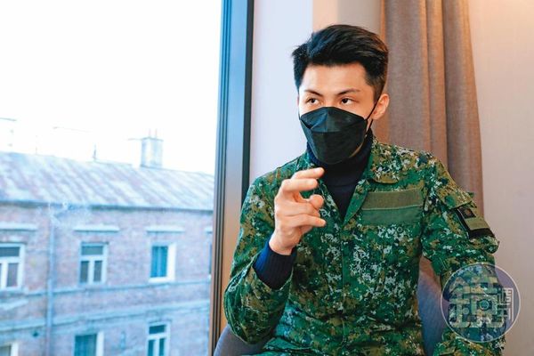 姚冠均在波烏交界的盧布林省一處飯店接受採訪。他身上穿的是自備的國軍數位迷彩服。