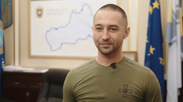 ▲▼飆罵俄軍的蛇島士兵赫里博夫（Roman Hrybov）返鄉接受頒獎。（圖／翻攝推特）