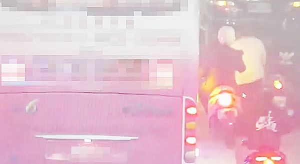 ▲桃園市毛姓男子29日晚間騎車行經八德區興豐路段，疑因擦撞路人後摔車。（圖／熱心民眾提供）