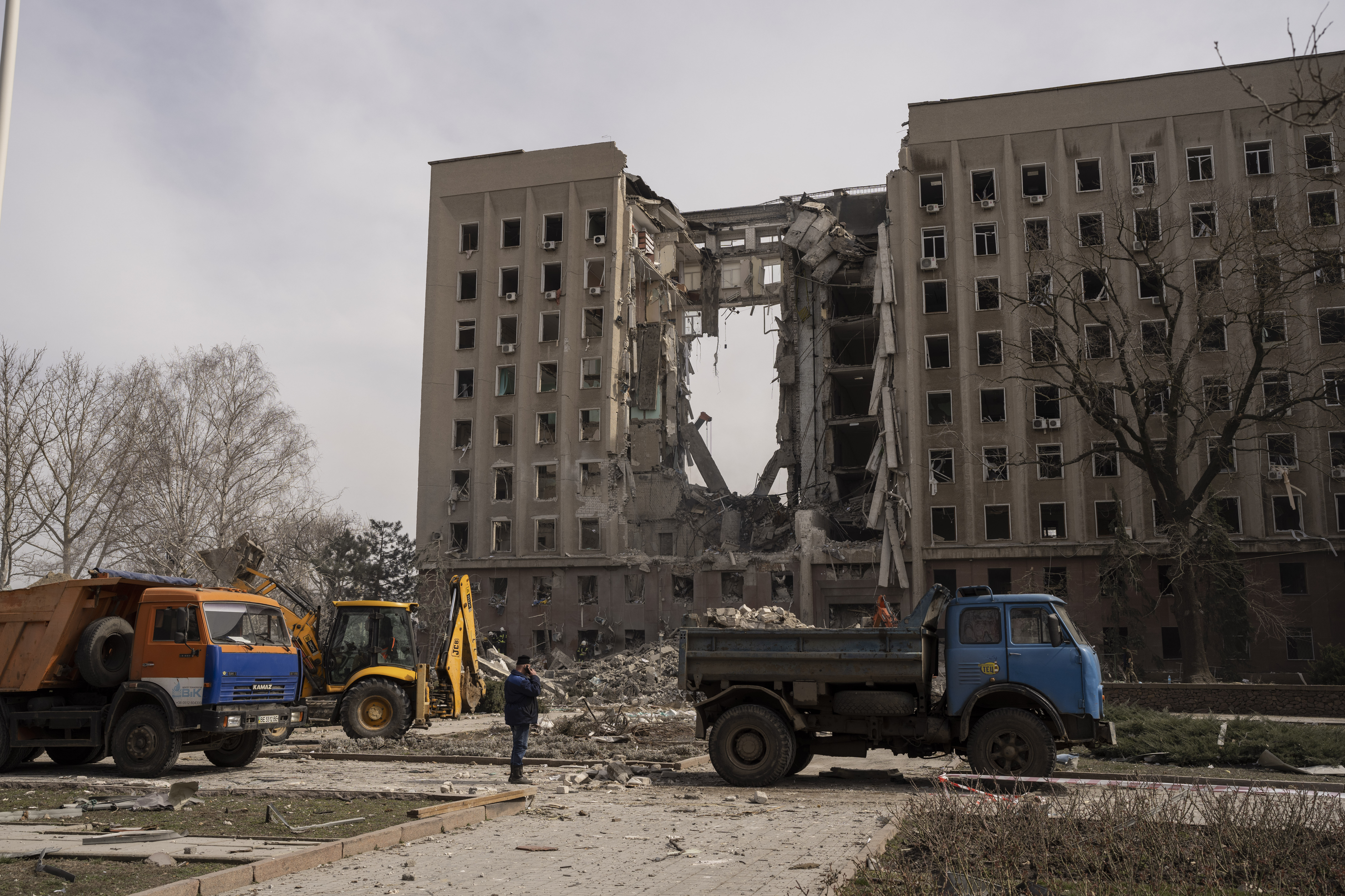 ▲▼烏克蘭南部尼古拉耶夫（Mykolayiv）一棟政府大樓被俄軍飛彈擊中。（圖／達志影像／美聯社）