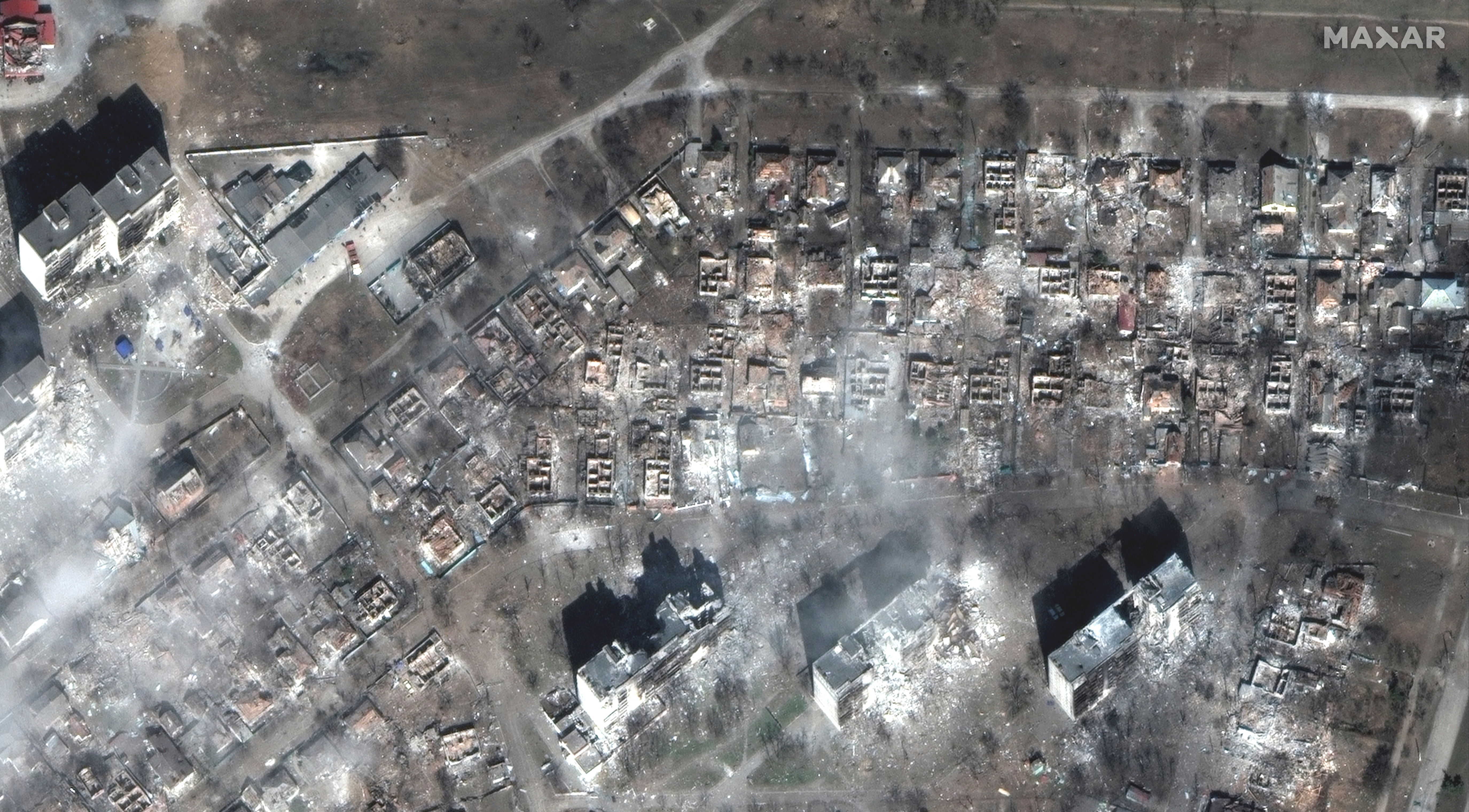 ▲▼馬薩爾科技的衛星影像顯示，馬力波市中心劇院、民宅等慘遭俄軍砲擊摧毀。（圖／路透社）