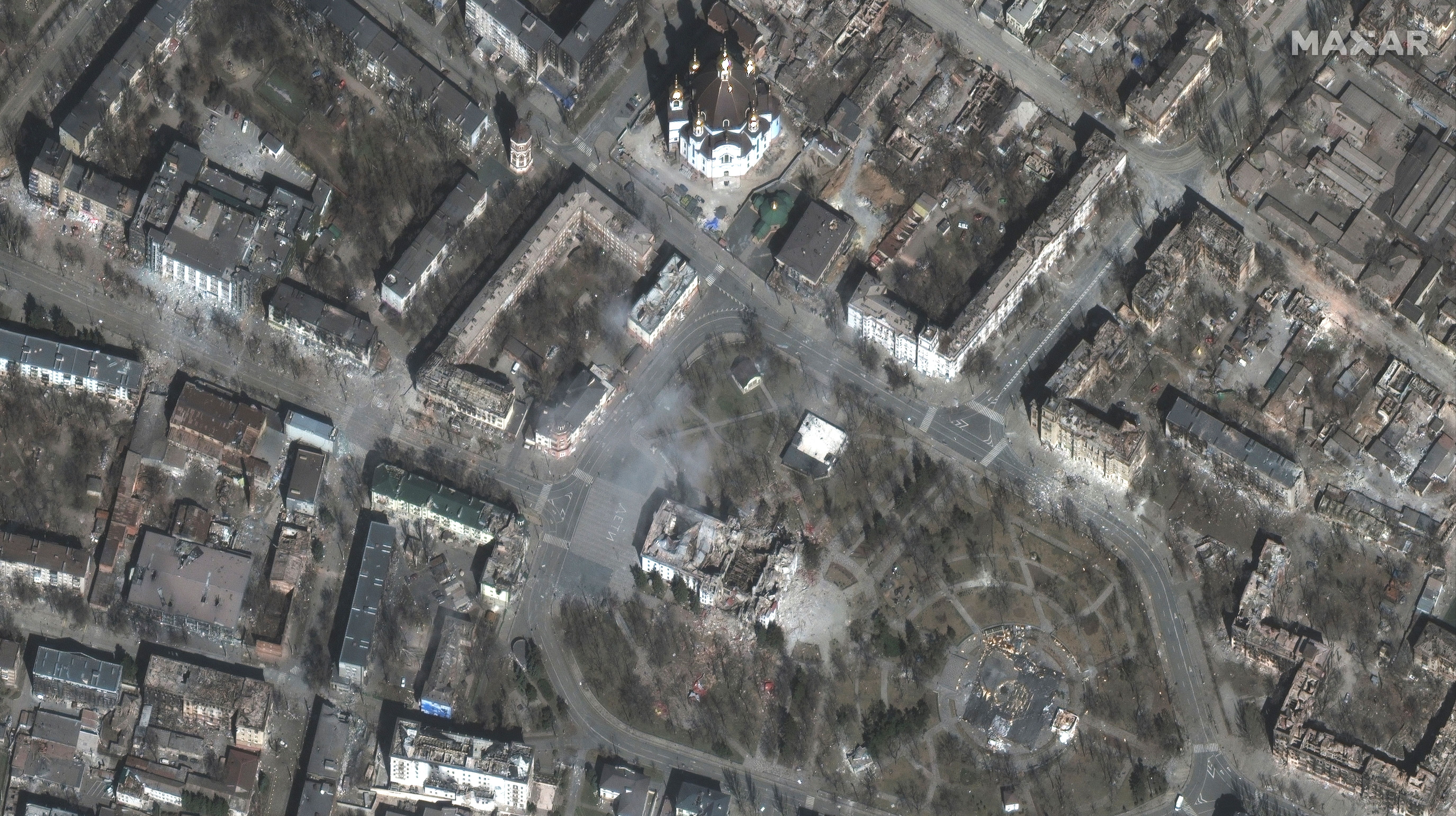 ▲▼馬薩爾科技的衛星影像顯示，馬力波市中心劇院、民宅等慘遭俄軍砲擊摧毀。（圖／路透社）