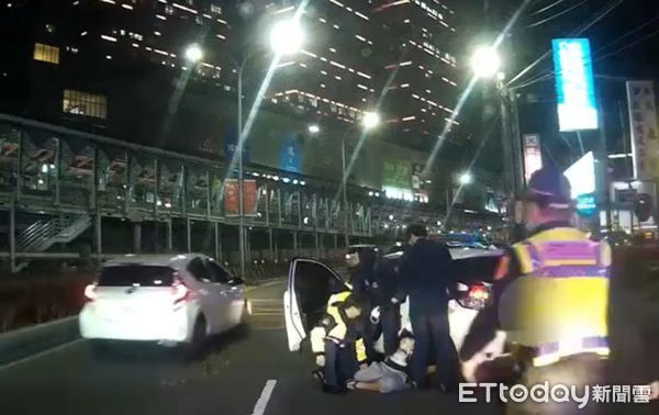 ▲汐止派出所吳姓警員29日攔查可疑車輛、遭吳姓通緝犯駕車衝撞、所幸跳上引擎蓋保命順利逮人。（圖／記者張君豪翻攝）