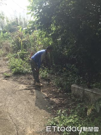 ▲高雄、台南警、消人員同適守民眾搜山，尋獲墜落山坡60公尺深的張女送醫，成功挽回一命。（圖／記者林悅翻攝，下同）