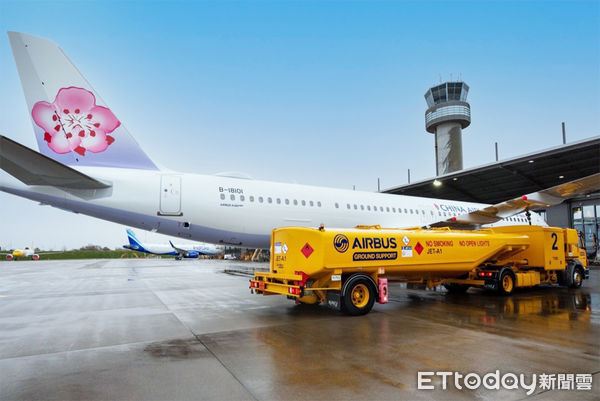 ▲華航A321neo新機飛渡返台前在德國漢堡加油，特別添加10% 永續航空燃油，為環境永續發展貢獻心力。（圖／華航提供）