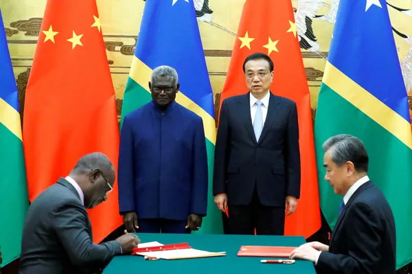 ▲▼索羅門群島總理蘇嘉瓦瑞（Manasseh Sogavare）與外交部長2019年前往北京，和中方代表一同進行簽署建交文件。（圖／路透）