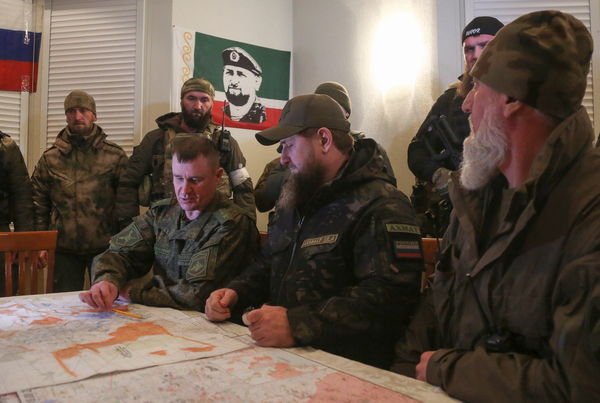 ▲▼車臣共和國領袖卡德羅夫（Ramzan Kadyrov）3月28日在烏克蘭馬力波（Mariupol）與俄軍中將莫德維切夫（Andrei Mordvichev）對話（圖／路透）