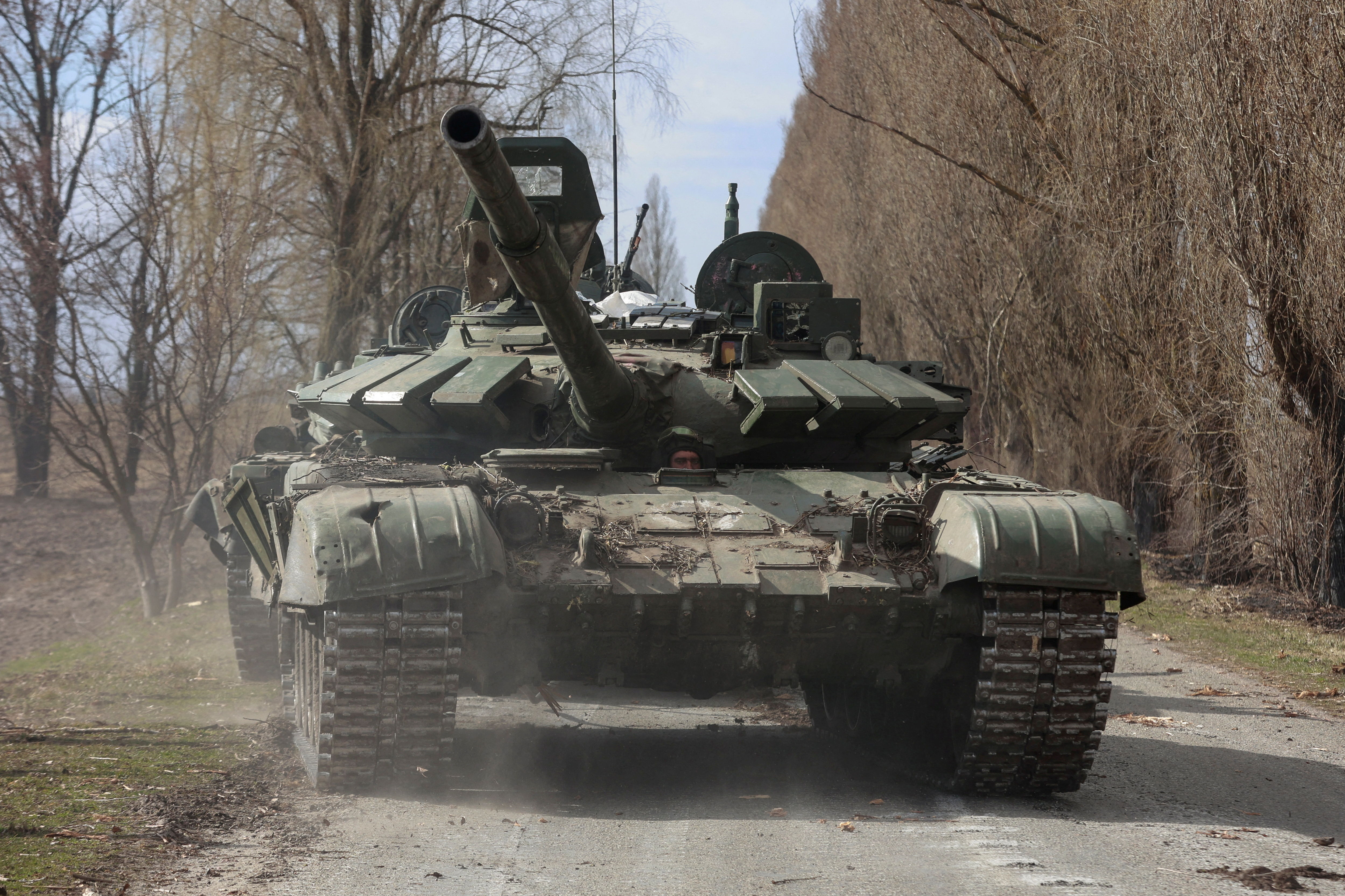 ▲▼烏克蘭軍人在基輔地區繳獲一輛俄羅斯坦克。（圖／路透社）