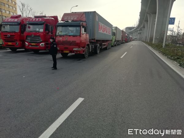 ▲▼仍在維持營運的貨櫃堆場附近道路，貨櫃車輛日夜大排長龍。（圖／記者趙禕攝）