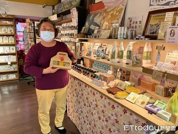 ▲63歲黃素霞，想在安平老街開紀念品店，賣起大港香草商品與文創小物，要拚職涯第二春。（圖／記者林悅翻攝，下同）
