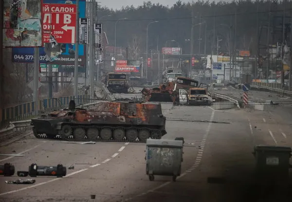▲▼基輔附近地區被毀的俄羅斯軍車、裝甲運兵車。（圖／路透）