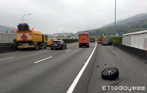 ▲國道1號北上三義段，1輛休旅車疑似未注意前方車況，竟直接衝撞上施工的防撞車，導致車頭全毀、輪胎也被撞飛。（圖／記者黃孟珍翻攝，下同）