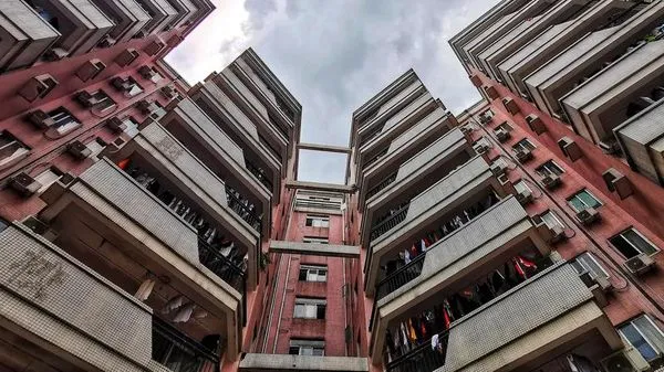 醫師潘建志點名台灣的「頂樓加蓋」很可能成為獨有的防疫破口。（示意圖非當事社區，東方IC）