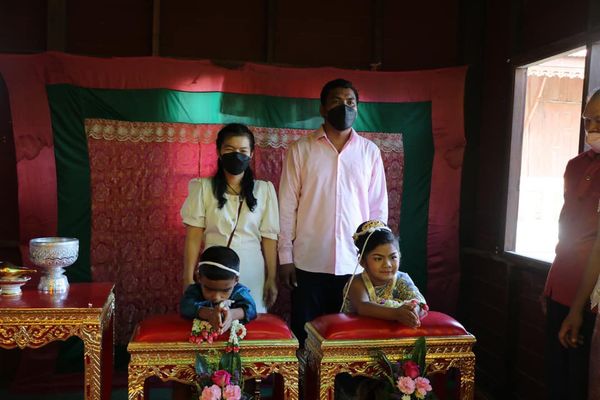 ▲▼泰國一對年僅5歲的龍鳳胎27日在父母的見證之下舉辦一場盛大的婚禮。（圖／翻攝自Facebook／@mgronlineeastern ）