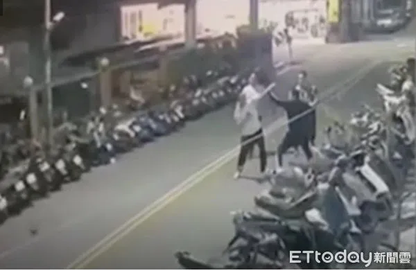 ▲▼高雄里長街頭鬥毆。（圖／記者陳宏瑞翻攝）