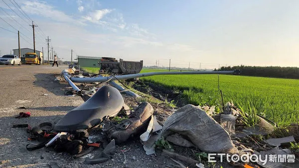 ▲大貨車與機車擦撞後，失控衝入田裡。（圖／翻攝「彰化踢爆網」臉書社團）